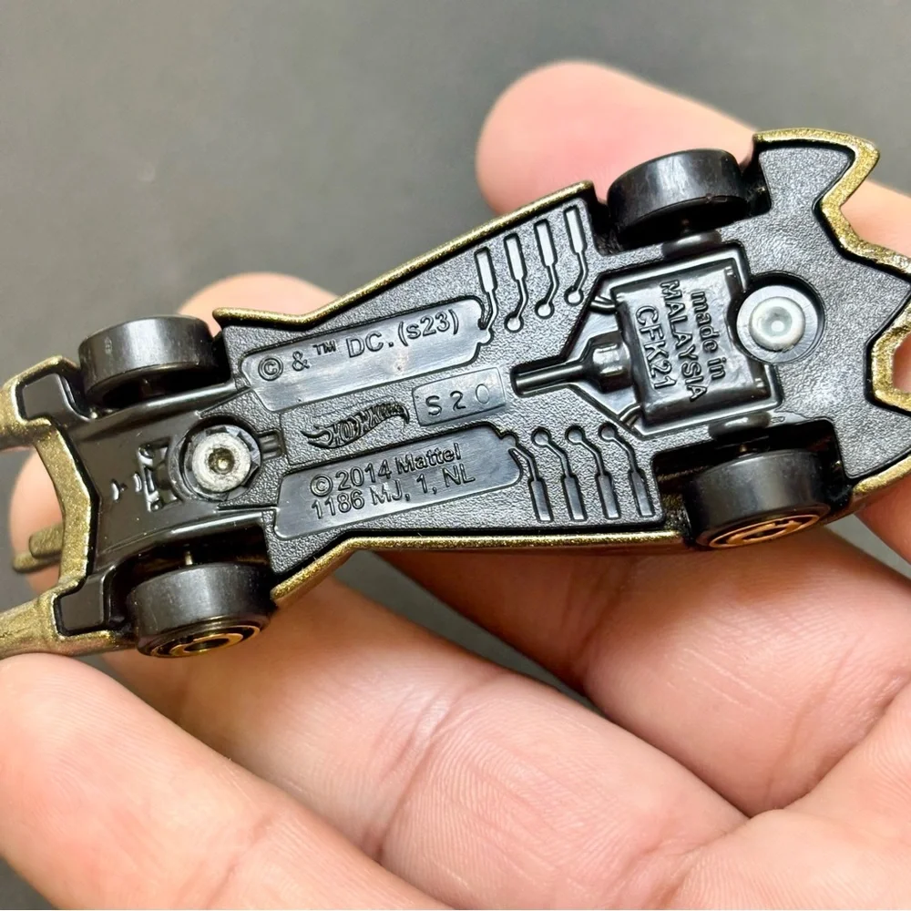 Hot Wheels Batmobile Gold 4/5 Batman 